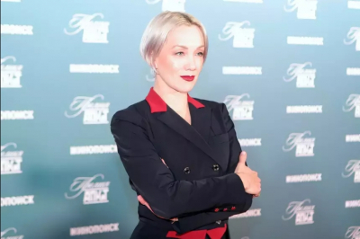 Дарья Мороз впервые вышла в свет после смерти отца