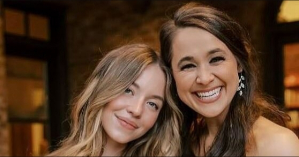 Девушку раскритиковали в соцсетях за откровенное декольте на свадьбе подруги