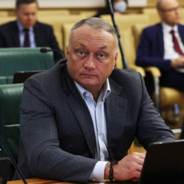 Дмитрий Савельев: От парламентаризма до обвинений &mdash; жизнь и карьера экс-сенатора