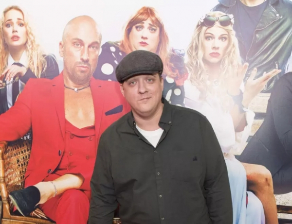 Маленькая дочь Романа Попова обняла мать на прощании с отцом в Москве