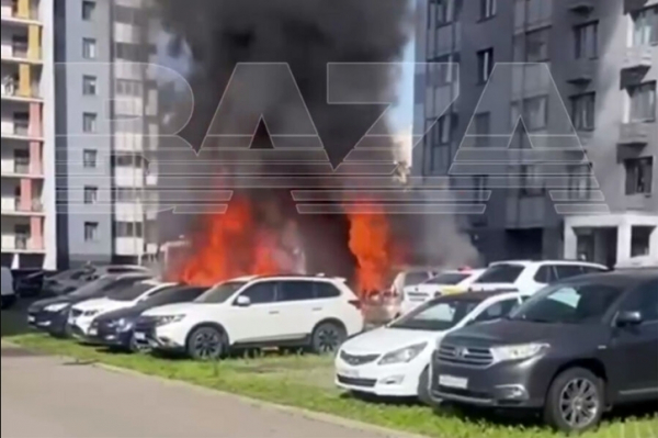 Восемь автомобилей загорелись на парковке в Москве